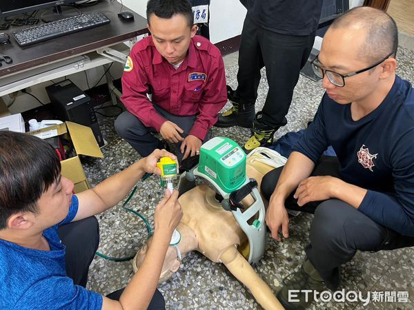 白佳欣眼科捐贈屏東縣政府消防局自動給氧甦醒器