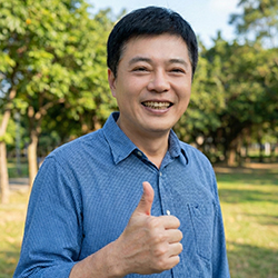 簡○典